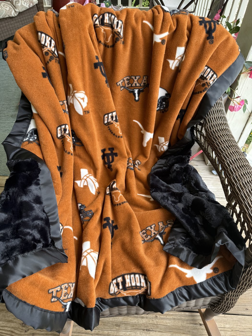 A Texas Longhorns plush throw blanket